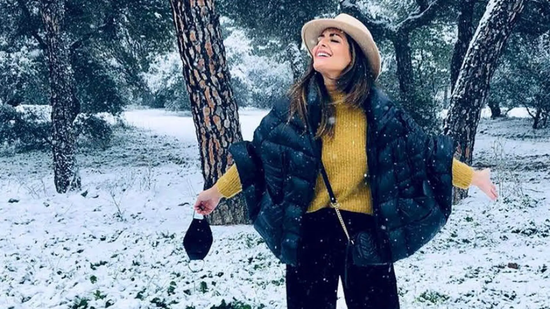 Nuria Roca y la capa acolchada para disfrutar de la nieve en Madrid.