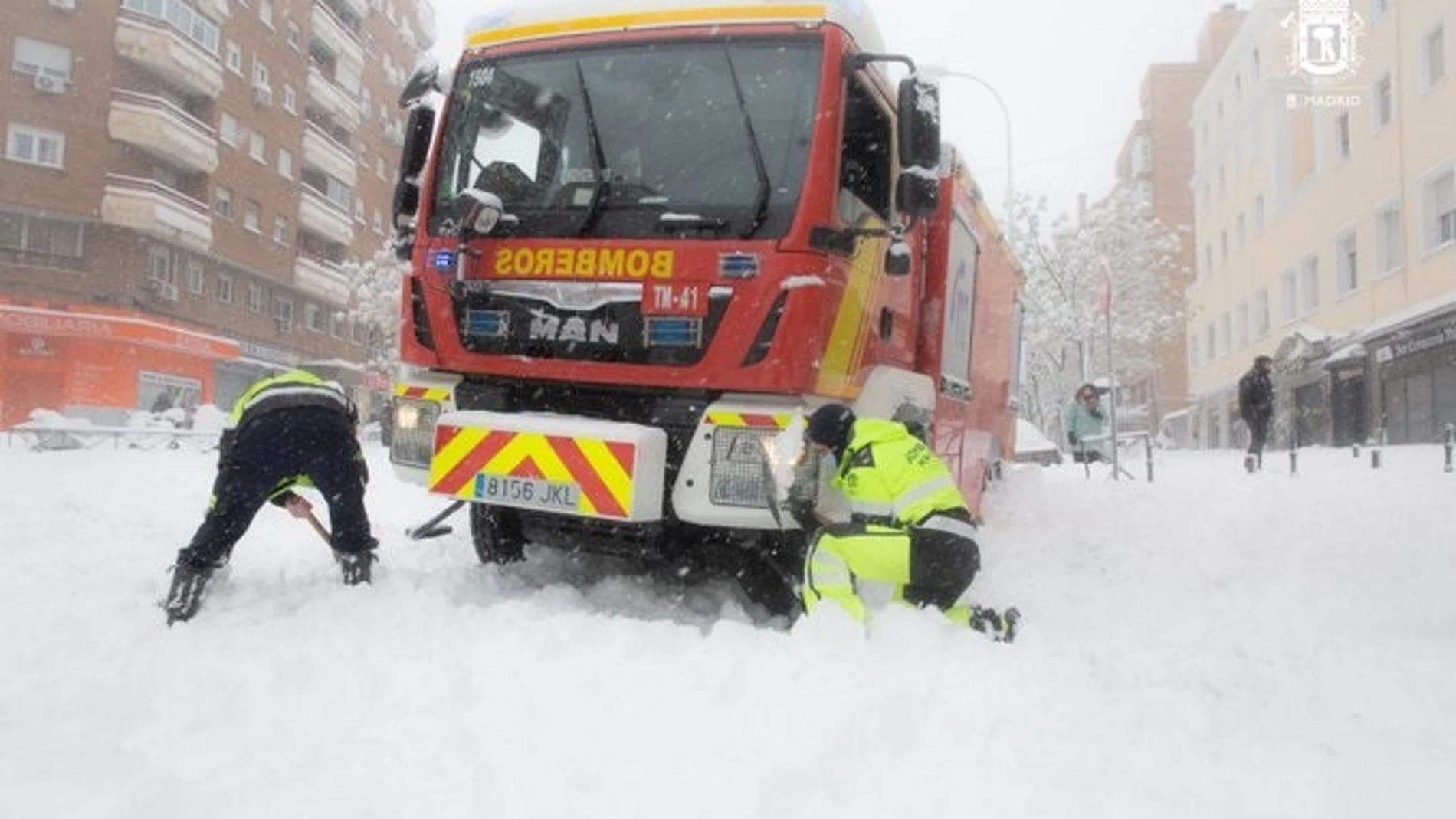 Bomberos del Ayuntamiento de Madrid actúan contra la nieve