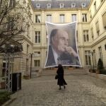 Una imagen de Mitterrand presidiendo la sede del partido socialista francés en el aniversario de la muerte del político