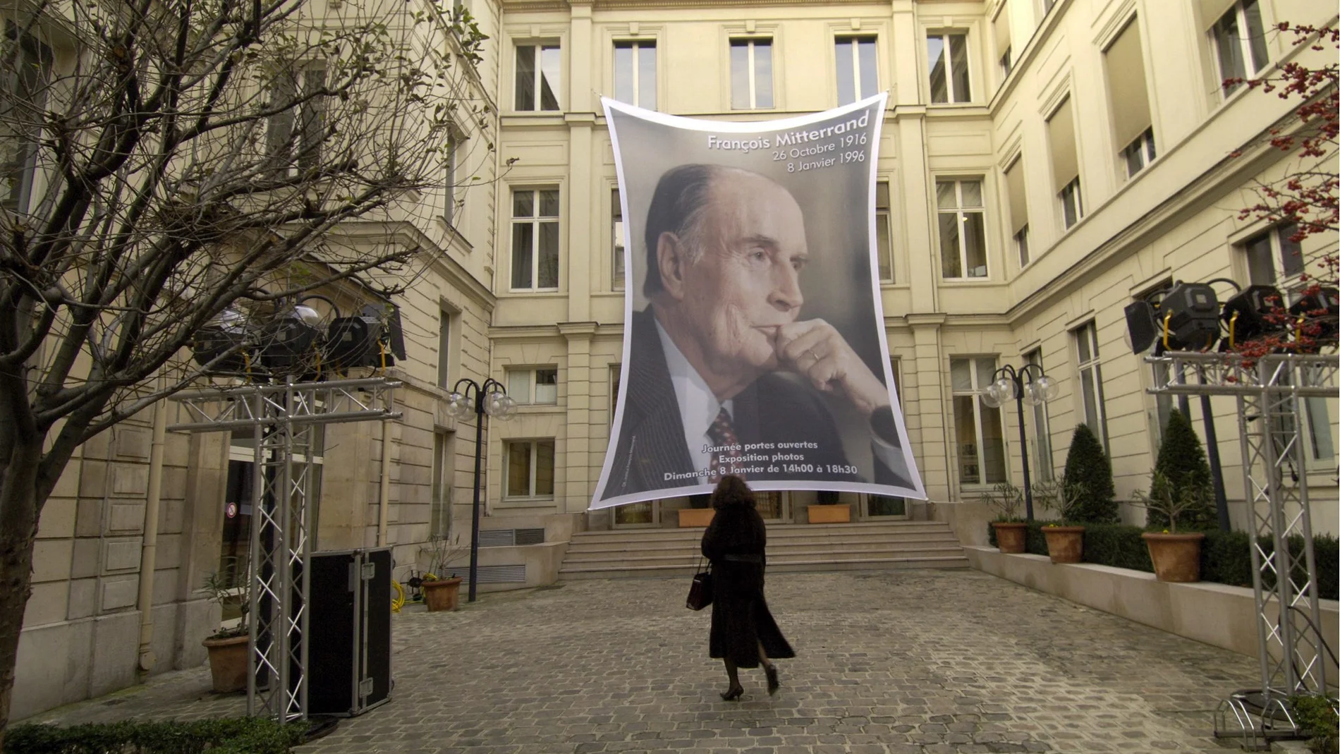 Una imagen de Mitterrand presidiendo la sede del partido socialista francés en el aniversario de la muerte del político