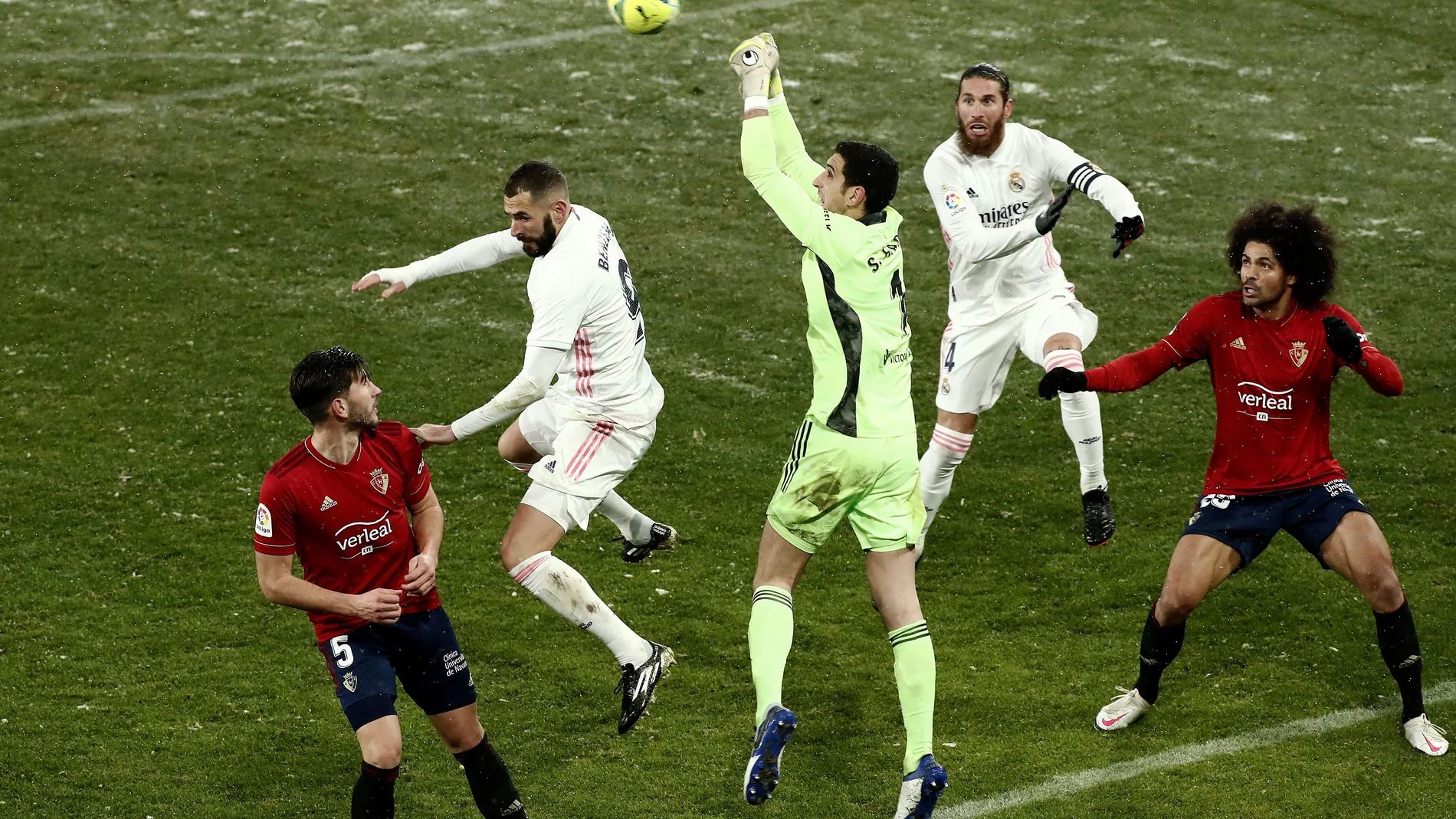 Sergio Herrera despeja de puños ante la amenazante presencia de Benzema y Sergio Ramos en el Osasuna - Real Madrid