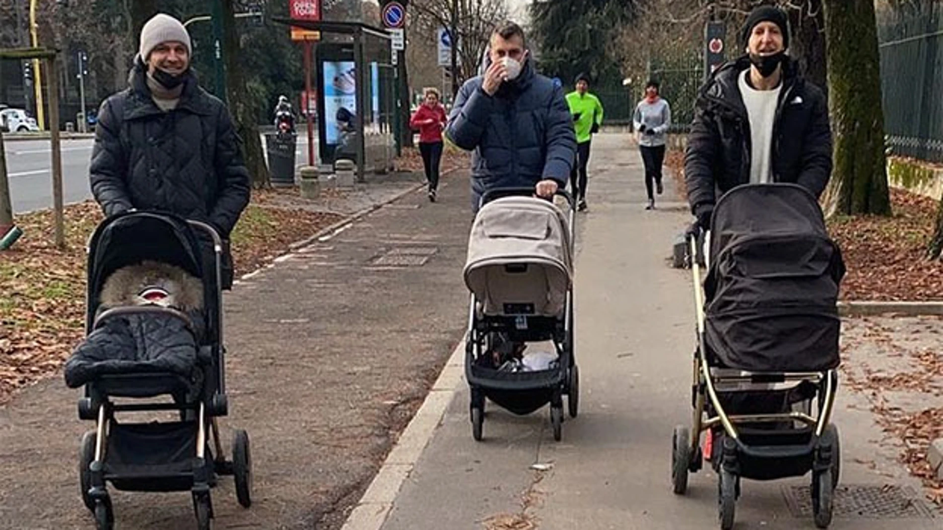 Massimo Oddo, Christian Vieri y Massimo Ambrosini pasean a sus bebés.