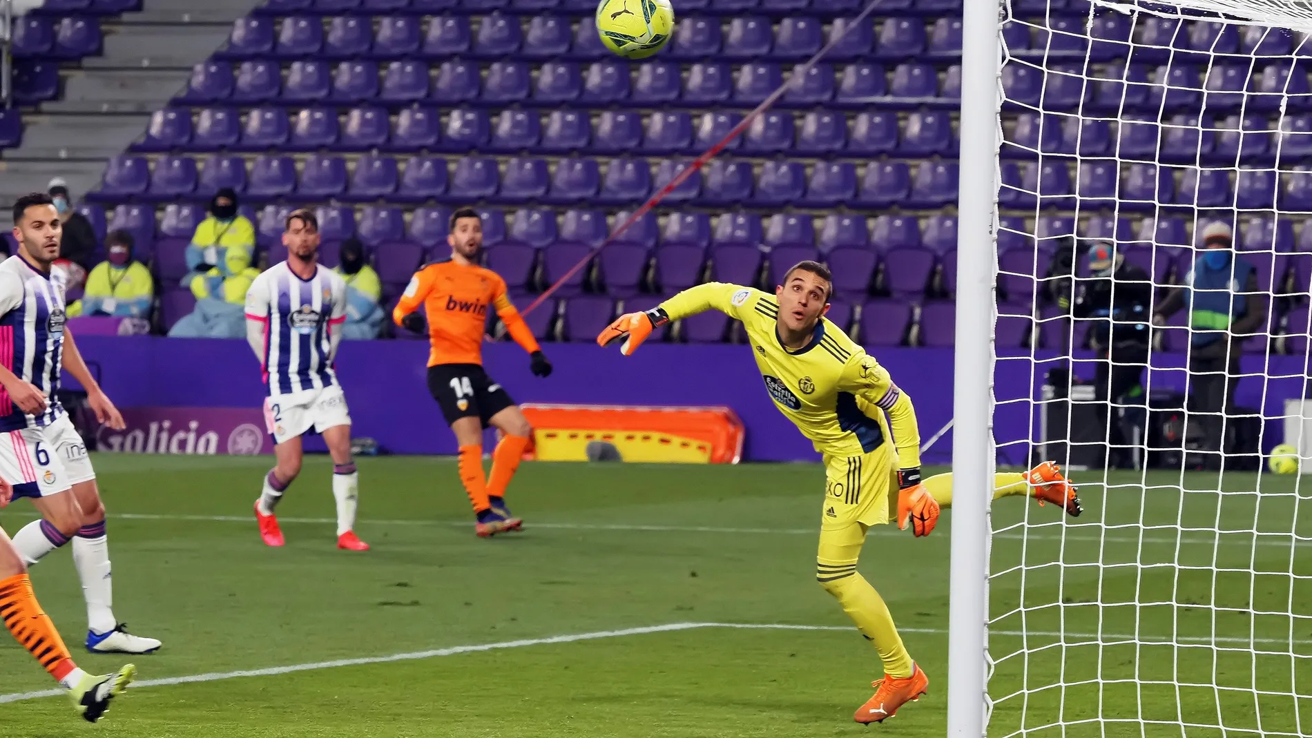 El portero del Real Valladolid Jordi Masip (d) observa un lanzamiento del Valencia, durante el partido de Liga en Primera División que disputan esta noche en el estadio José Zorrilla, en Valladolid. EFE/R. García