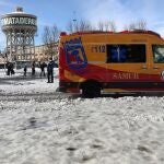 Una ambulancia del SAMUR circula por la Plaza de Legazpi en Madrid