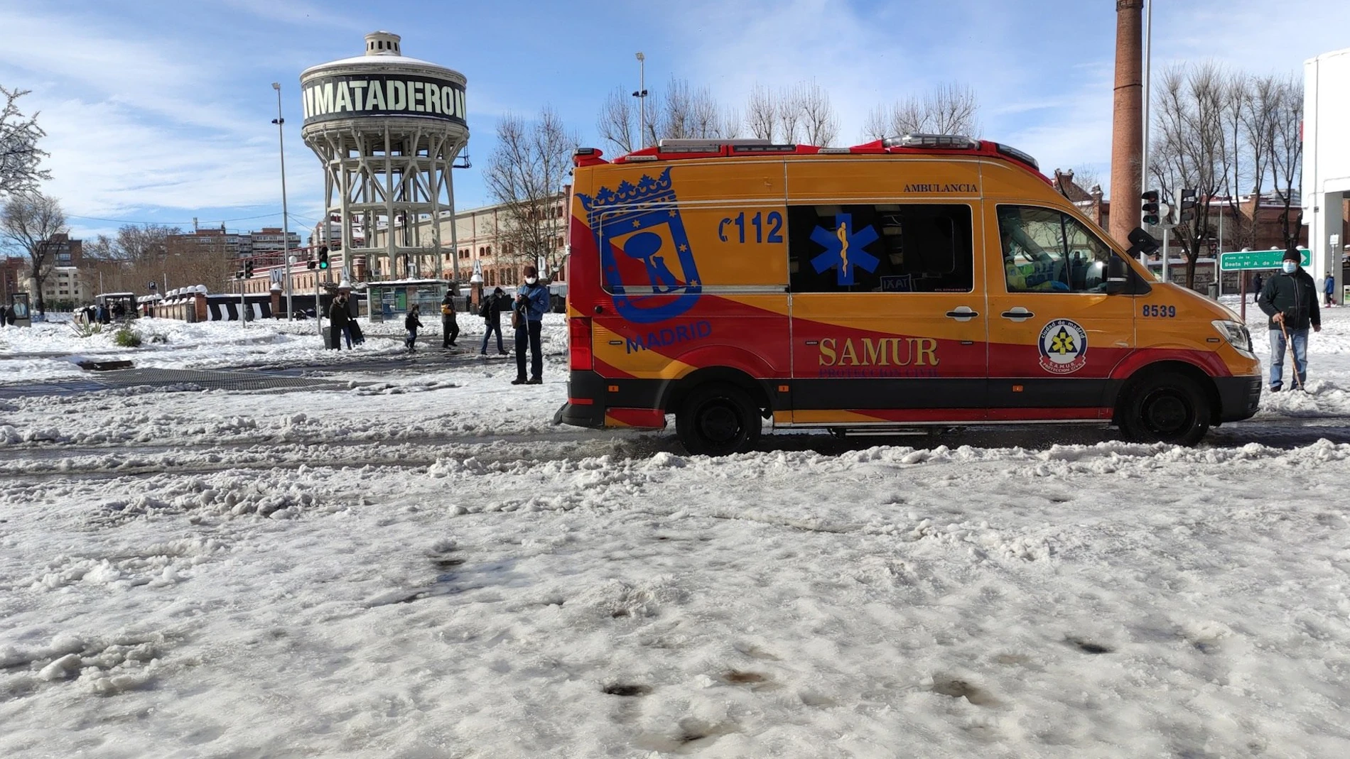 Una ambulancia del SAMUR circula por la Plaza de Legazpi en Madrid