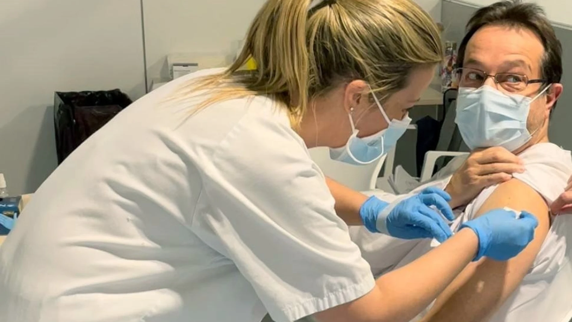 Un sanitario es vacunado en el Hospital Isabel Zendal, en Madrid, en una jornada en la que pese a la situación de emergencia tras la nevada la Comunidad de Madrid ha continuado este domingo la vacunación contra la covid-19 de los profesionales sanitarios en los hospitales, que comenzó el sábado y que continuará este lunes en más hospitales así como en 33 residencias de la región.