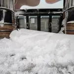 Nieve acumulada en la entrada de un cine de la Gran Vía en Madrid