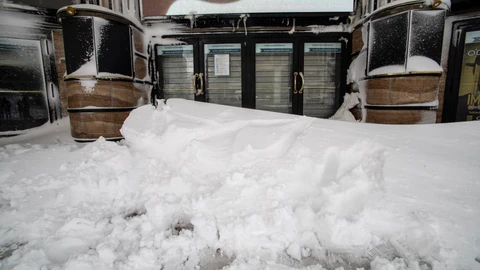 Nieve acumulada en la entrada de un cine de la Gran Vía en Madrid