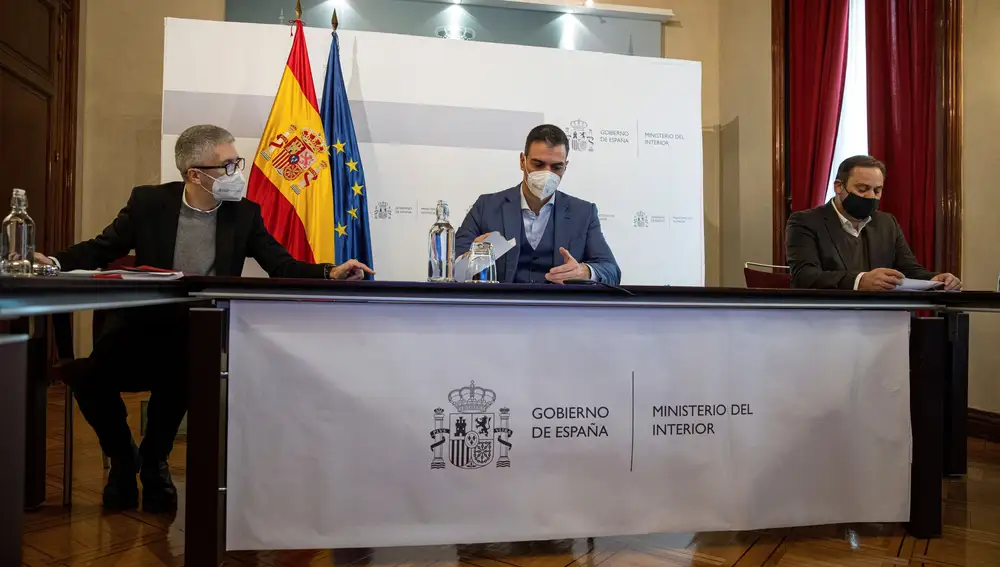 El presidente del Gobierno, Pedro Sánchez (c), junto a, los ministros de Interior, Fernando Grande-Marlaska (i), y de Transportes, Movilidad y Agenda Urbana, José Luis Ábalos.