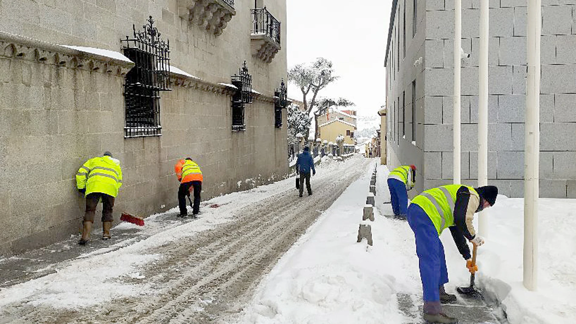 Operarios del Ayuntamiento de Ávila limpian las calles de nieve tras el paso de la borrasca Filomena