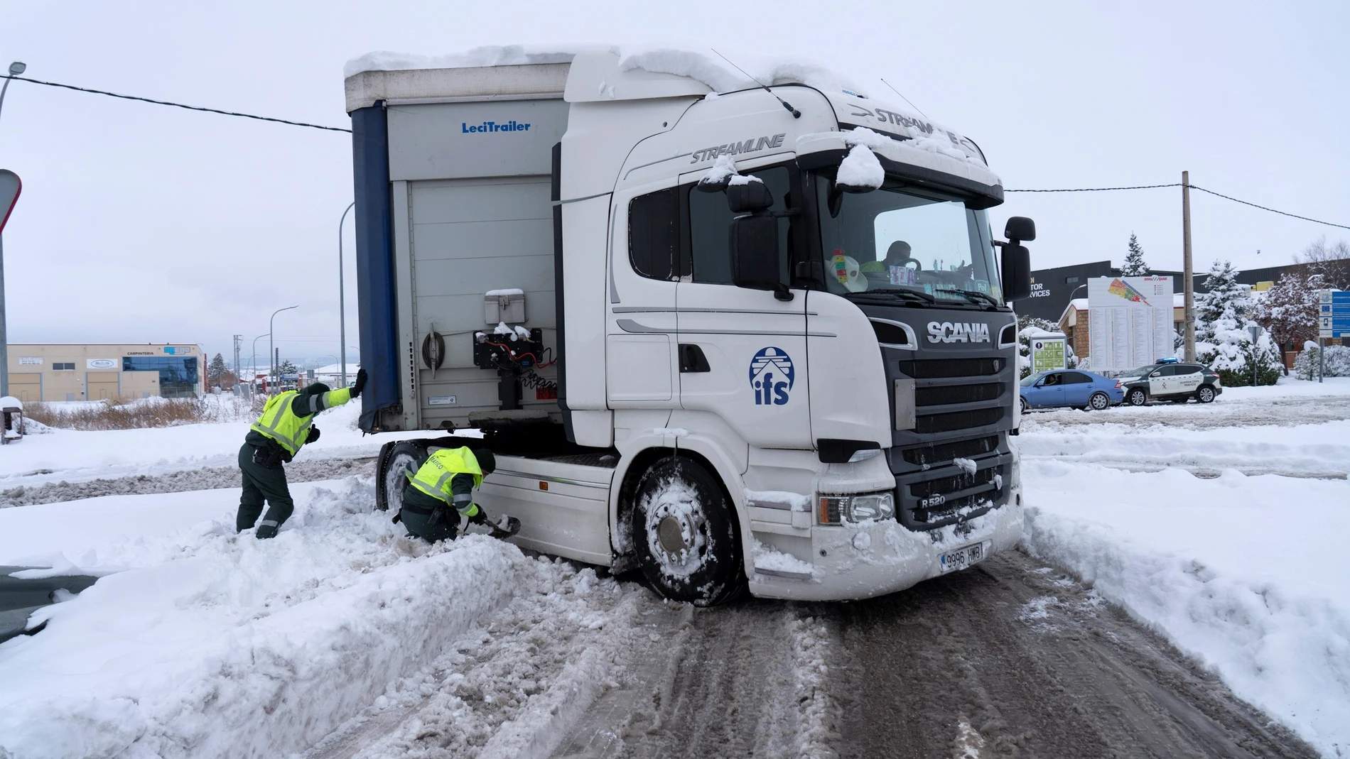 Un camión en dificultades por la nieve