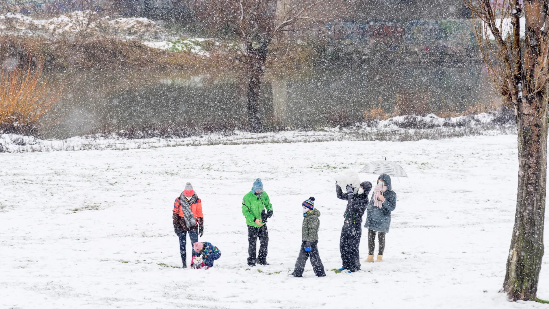 Un grupo de gente disfruta de la nieve en la localidad de Alfes, Lleida.