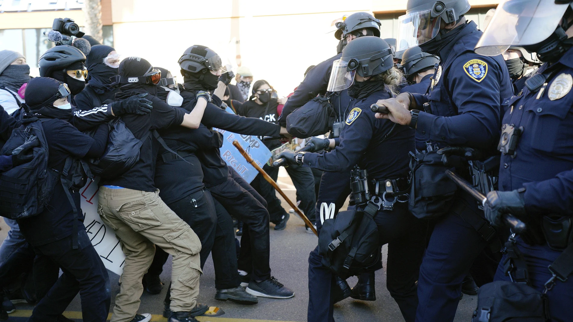 La Policía de San Diego se enfrenta a unos manifestantes a favor de Trump, ayer