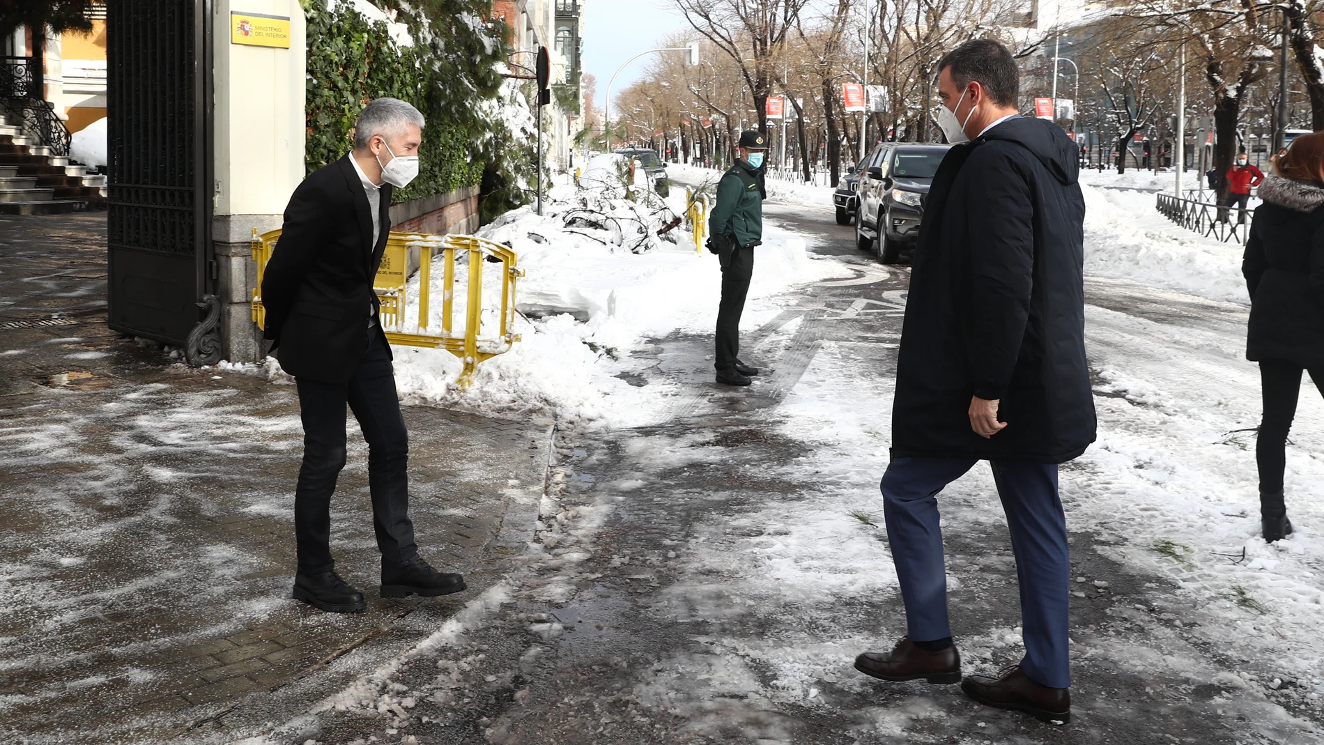 El presidente del Gobierno, Pedro Sánchez y el ministro del Interior, Fernando Grande-Marlaska antes de la reunión del Comité Estatal de Coordinación y Dirección (CECOD) del Sistema Nacional de Protección Civil, en el Ministerio del Interior