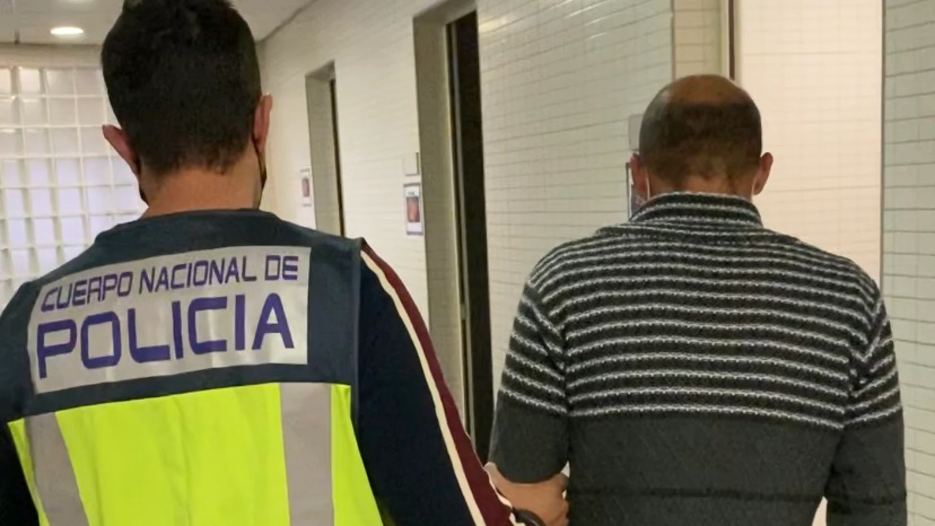 La Policía Nacional ha detenido a un varón muy violento tras cometer tres robos con violencia llevándose las cajas registradoras de los establecimientos