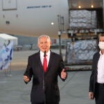El primer ministro de Israel, Benjamin Netanyahu (izquierda) y el ministro de Salud, Yuli Edelstein (derecha), ayer a la llegada de un avión con un cargamento de la vacuna Pfizer-BioNTech COVID-19, en Ben Gurion