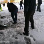 Funcionarios de Alcalá Meco limpian con palas la nieve acumulada