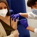 Una enfermera del Hospital Clinic de Barcelona administra la primera de las dos dosis de la vacuna Pfizer BioNTech a una sanitaria