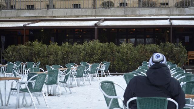 Algunos clientes desafían al frío en Palencia en el primer día de restricciones adicionales en esta provincia con el termómetro congelado y el 90% de los establecimientos de hostelería cerrados