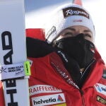 La suiza Lara Gut-Behrami reacciona en la zona de meta durante la carrera femenina de Súper G en la Copa del Mundo de Esquí Alpino de la FIS en St. Anton am Arlberg, Austria, 10 de enero de 2021. (Suiza) EFE/EPA/ANGELIKA WARMUTH