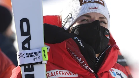 La suiza Lara Gut-Behrami reacciona en la zona de meta durante la carrera femenina de Súper G en la Copa del Mundo de Esquí Alpino de la FIS en St. Anton am Arlberg, Austria, 10 de enero de 2021. (Suiza) EFE/EPA/ANGELIKA WARMUTH