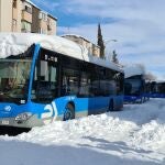 Varios autobuses de la Empresa Municipal de Transportes (EMT) tras la nevada