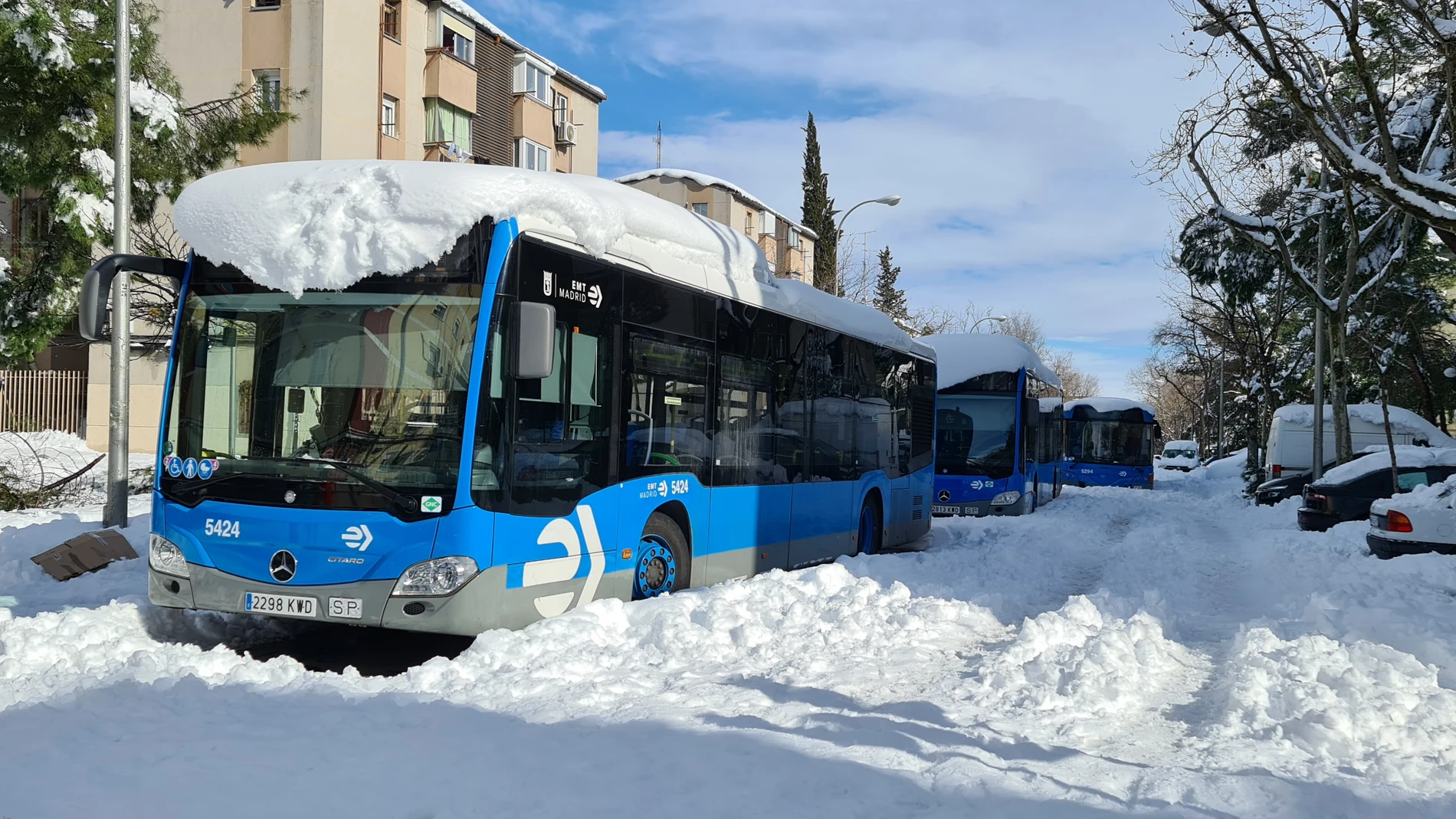 Varios autobuses de la Empresa Municipal de Transportes (EMT) tras la nevada