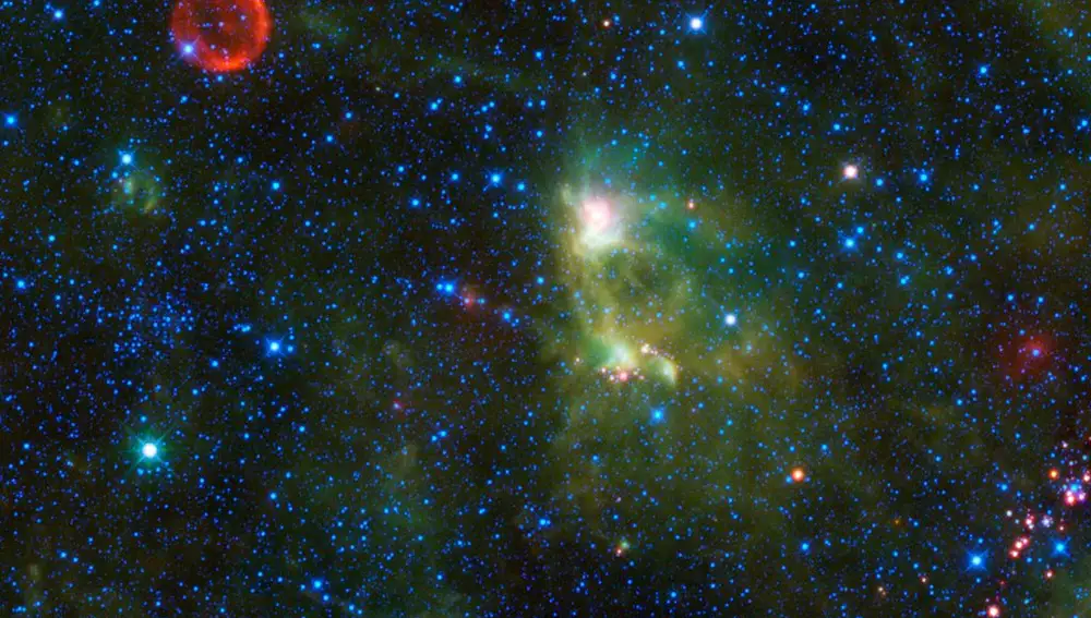 La remanente de la supernova SN 1572 (en rojo) fotografiada en el rango infrarrojo por el WISE.