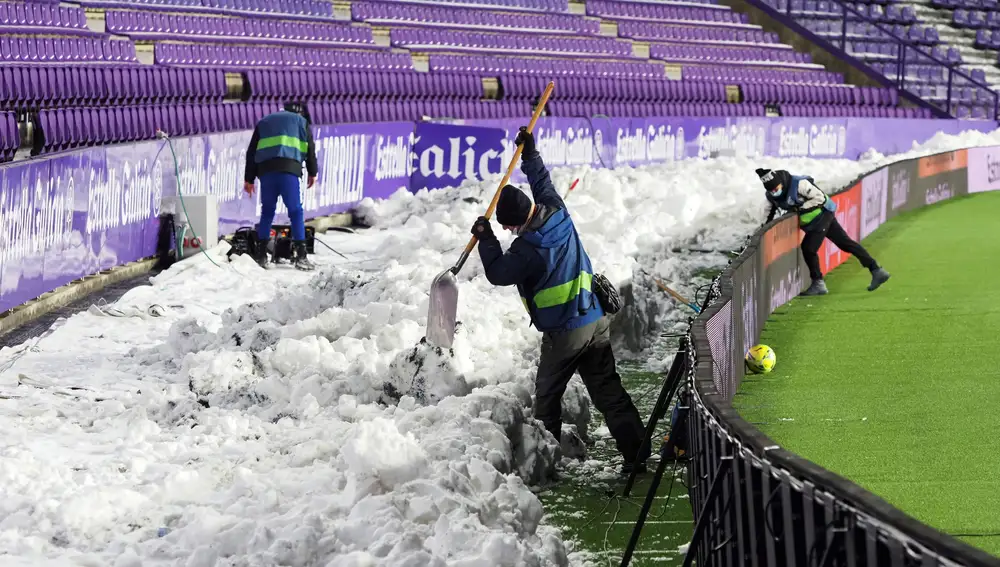 Operarios retiran la nieve del terreno de juego, momentos antes del partido de Liga en Primera División que Real Valladolid y Valencia disputan esta noche en el estadio José Zorrilla. EFE/R. García