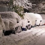 Coches bajo la nieve.