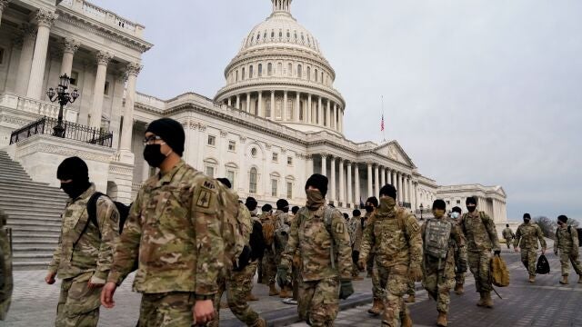 Miembros de la Guardia Nacional se despliegan a las puertas del Capitolio tras el asalto de los partidarios del presidente saliente Donald Trump