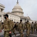 Miembros de la Guardia Nacional se despliegan a las puertas del Capitolio tras el asalto de los partidarios del presidente saliente Donald Trump