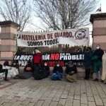 Una veintena de hosteleros de la Montaña Palentina desafía al frío para mostrar a Mañueco su rechazo ante el cierre del interior de los locales
