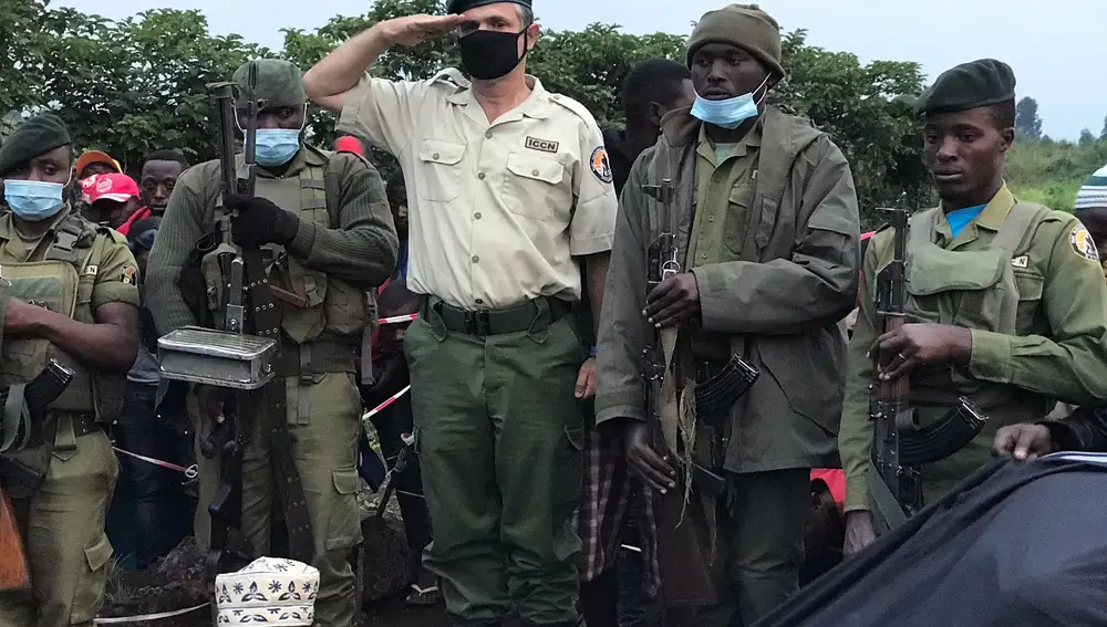 Rangers del Parque Nacional Virunga National Park Rangers y el director del parque, Emmanuel Demerode, atienden al funeral de Burhani Abdou Surumwe, un ranger asesinado durante una emboscada en enero de 2021.