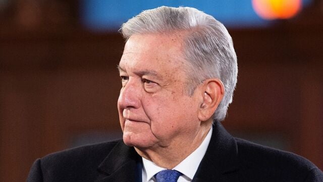 MEX3172. CIUDAD DE MÉXICO (MÉXICO), 11/01/2021.- El presidente de México, Andrés Manuel López Obrador, habla durante una conferencia de prensa este lunes, en Palacio Nacional, en la capital del país. Obrador leyó la carta que envió en marzo de 2019 al rey de España, Felipe VI, en la que exige al Estado español una disculpa por los crímenes cometidos durante la conquista. EFE/PRESIDENCIA/SOLO USO EDITORIAL/ NO VENTAS