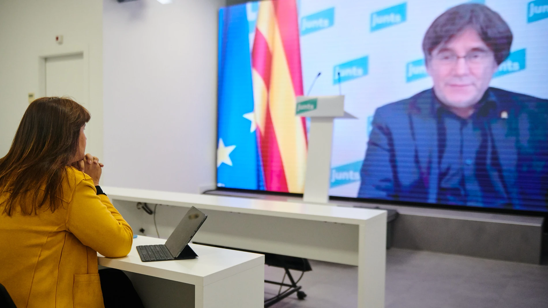Laura Borràs mantiene una reunión telemática con Carles Puigdemont