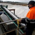 Un operario de las salinas de Torrevieja, que son la mayor explotación salinera de España, de donde han salido hoy 3.500 toneladas de sal para Madrid