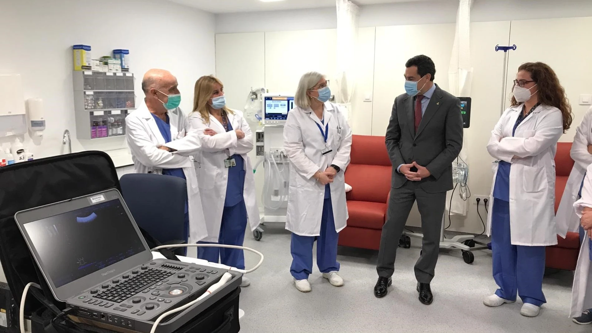 El presidente de la Junta de Andalucía, Juanma Moreno, visita las mejoras realizadas en el Hospital Regional de Málaga
