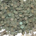 Monedas de plata halladas en un recipiente de plata en Polonia