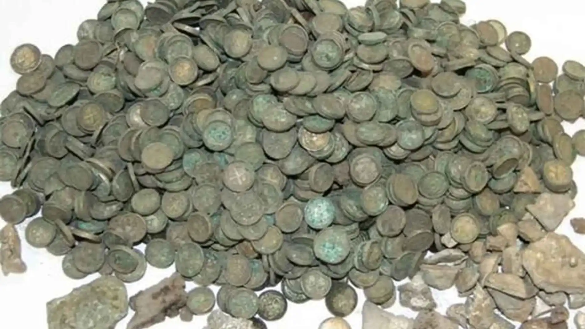 Monedas de plata halladas en un recipiente de plata en Polonia