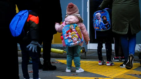 Imagen de alumnos entrando en un colegio de Barcelona