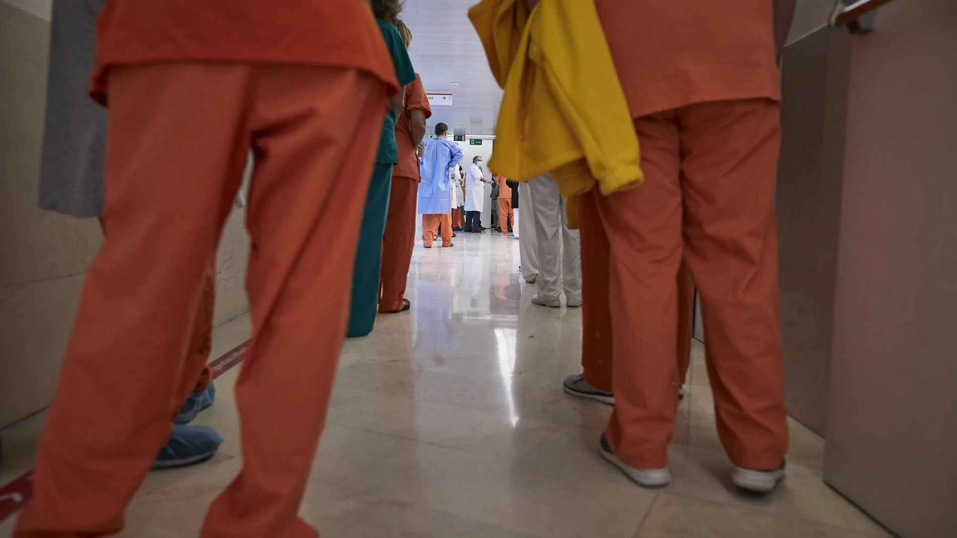 Sanitarios esperan para ser vacunados contra el coronavirus en el Hospital Gregorio Marañón de Madrid