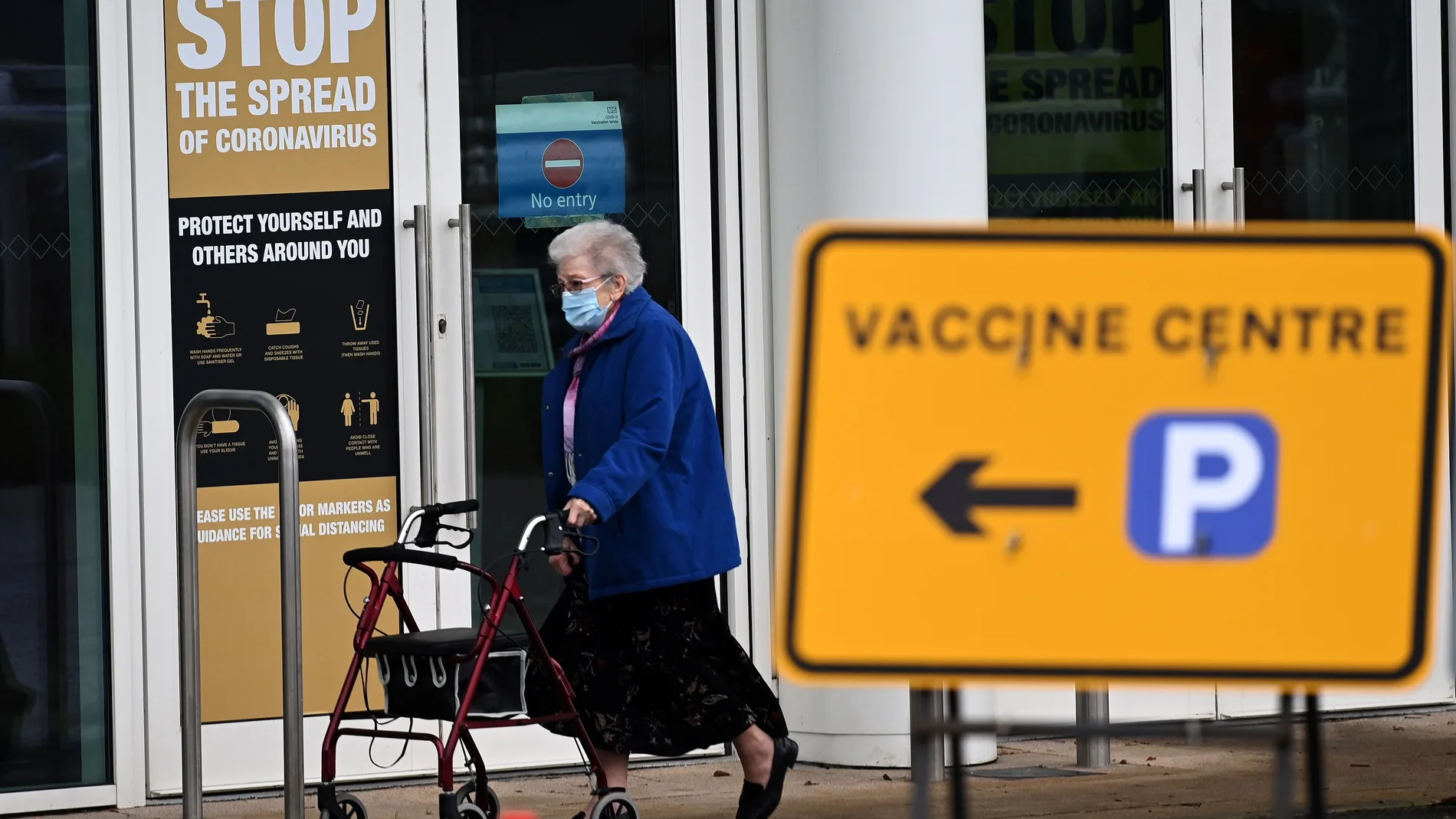 Una mujer sale de un centro de vacunación masiva en Empton, Reino Unido