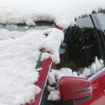 Un coche cubierto con una capa de nieve