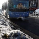 MADRID, 12/01/2021.- Los primeros autobuses de la EMT han comenzado a circular esta mañana en la ciudad de Madrid tras la suspensión del servicio el pasado sábado ante las circunstancias meteorológicas excepcionales. EFE/Mariscal