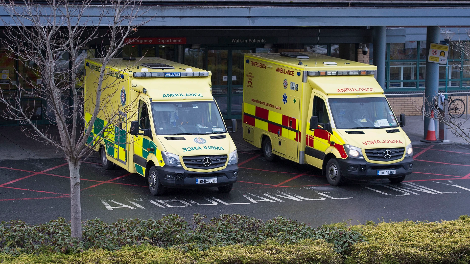 Ambulancias preparadas en el Departamento de Emergencias de Dublín