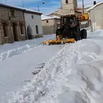 Otro agricultor se abre paso con su tractor por la nieve caída en Canalejas de Peñafiel