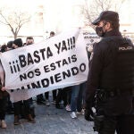 Agentes de Policía Nacional escoltan una manifestación convocada contra el cierre de bares y restaurantesIsaac Buj / Europa Press12/01/2021