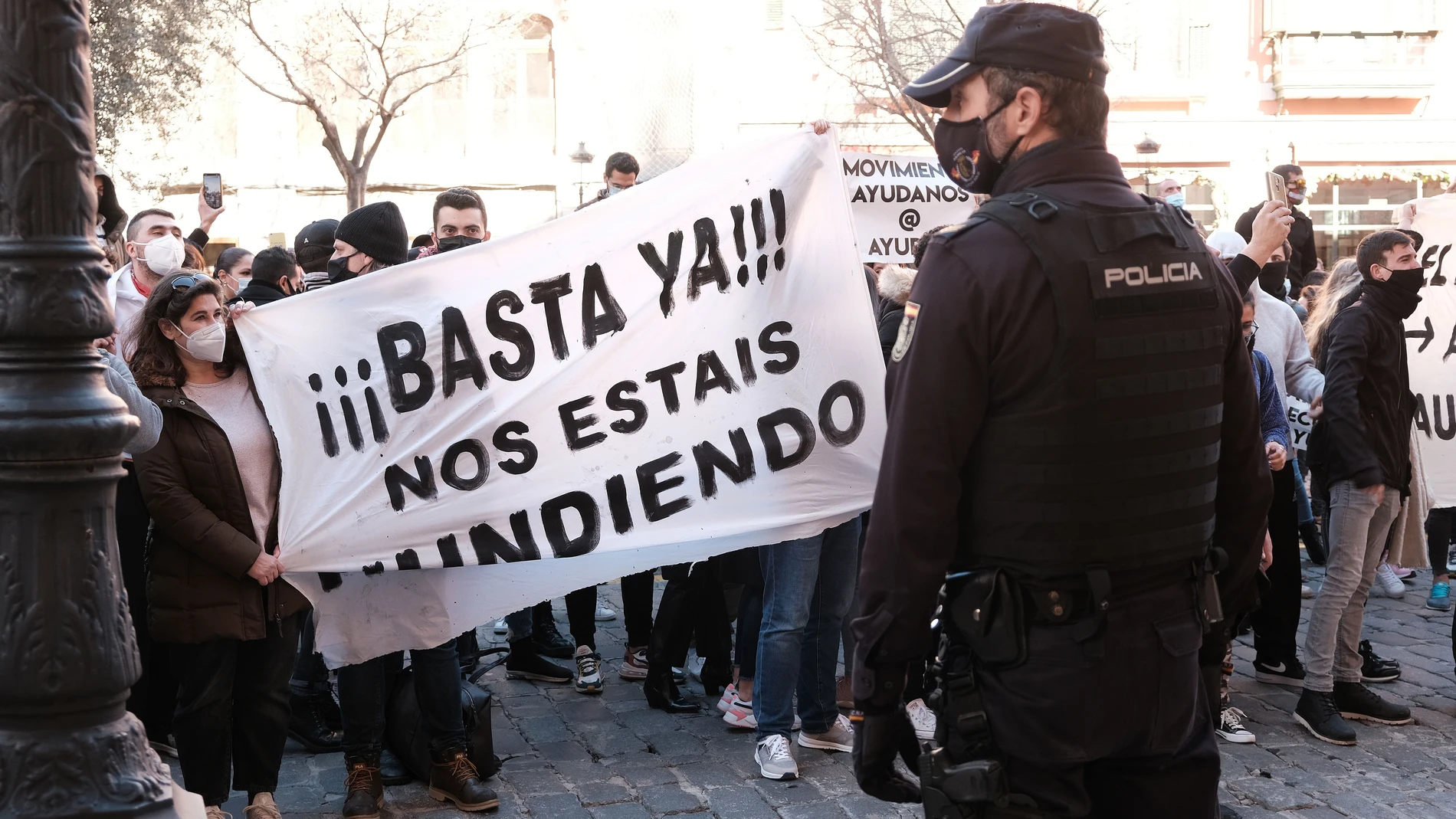 Agentes de Policía Nacional escoltan una manifestación convocada contra el cierre de bares y restaurantesIsaac Buj / Europa Press12/01/2021