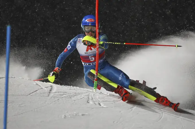 Mikaela Shiffrin gana el slalom nocturno en Flachau